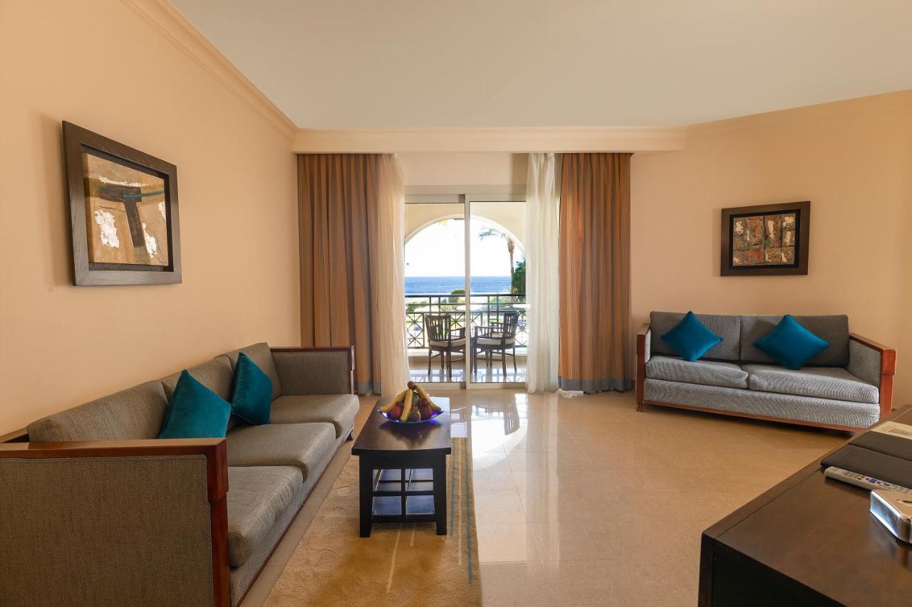 Stella Di Mare Beach Hotel & Spa Sharm el-Sheikh Ngoại thất bức ảnh A living room in a suite at the Hilton Sharm El Sheikh Resort