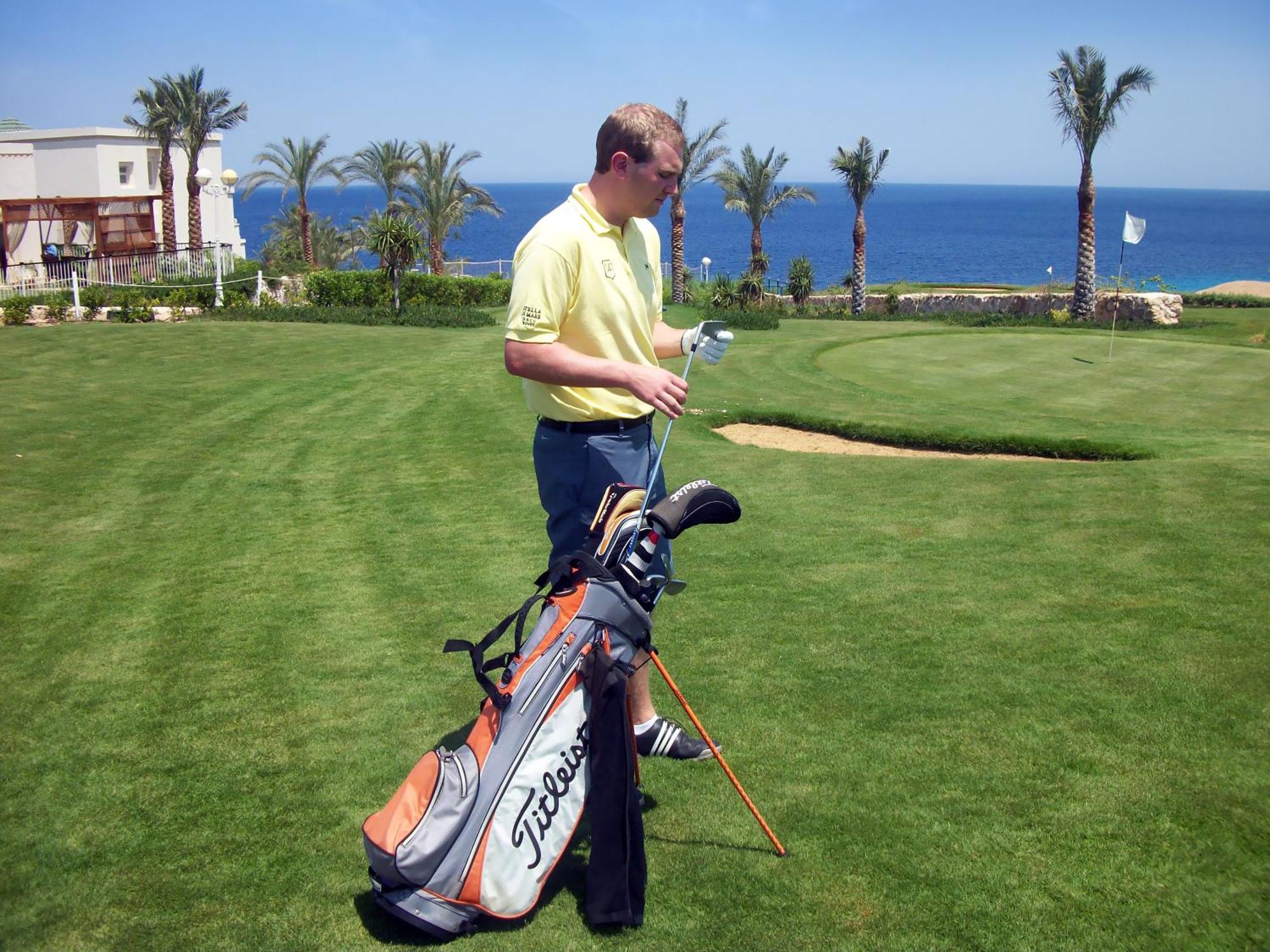 Stella Di Mare Beach Hotel & Spa Sharm el-Sheikh Ngoại thất bức ảnh Golf player with a golf bag