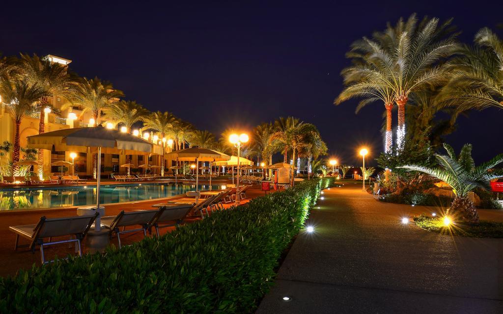Stella Di Mare Beach Hotel & Spa Sharm el-Sheikh Ngoại thất bức ảnh The resort at night