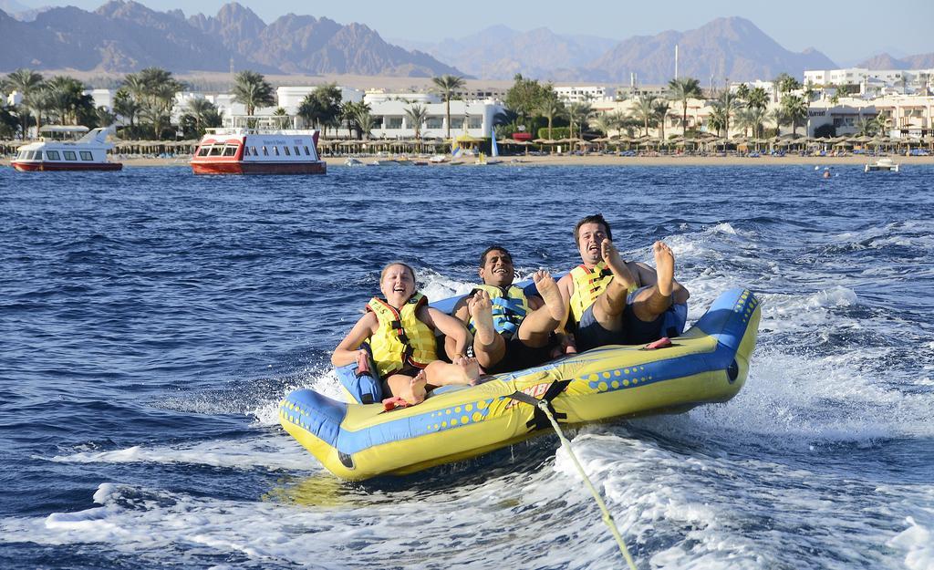Stella Di Mare Beach Hotel & Spa Sharm el-Sheikh Ngoại thất bức ảnh A group of people on a towable float